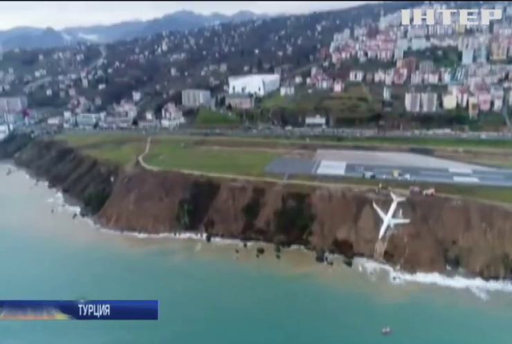 В Турции пассажирский самолет едва не рухнул в море (видео)