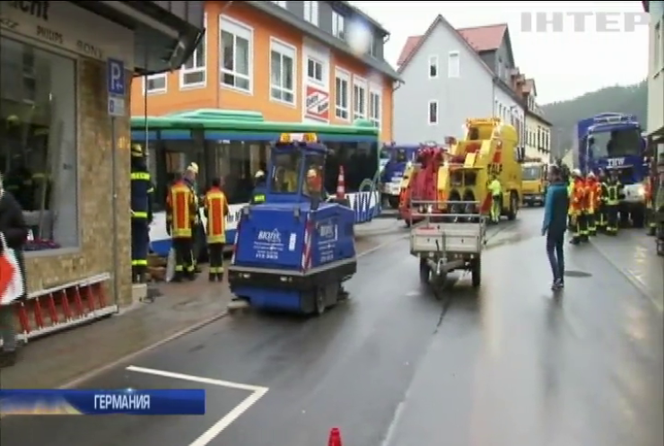 В Германии школьный автобус врезался в стену дома