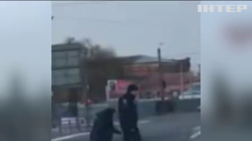 В Кропивницькому поліцейській перевів бабусю через дорогу