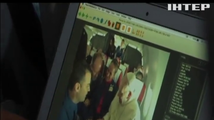 Папа Римський на борту літака обвінчав бортпровідника і стюардесу