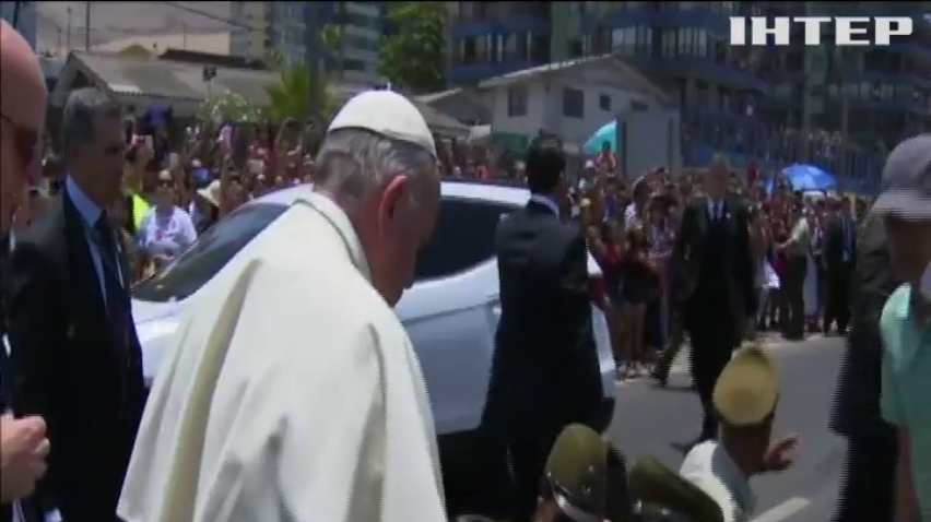 В Чилі Папа Римський допоміг жінці-поліцейському