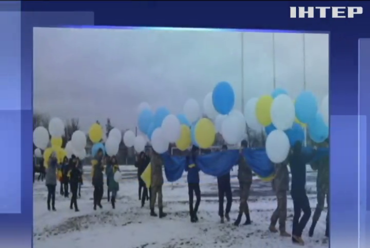 На Донбасі підняли в небо прапор України