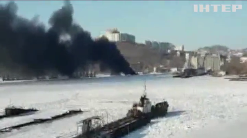 У Владивостоці на військовій базі загорівся підводний човен (відео)