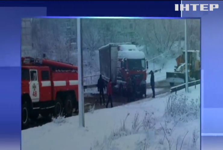 У Запорізькій області снігопади паралізували рух по трасі