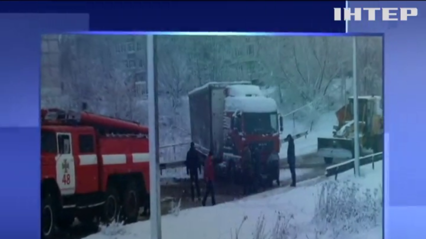 У Запорізькій області снігопади паралізували рух по трасі