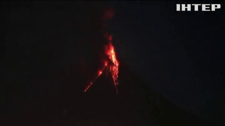 На Філіппінах фонтан лави піднявся на висоту 700 метрів (відео)