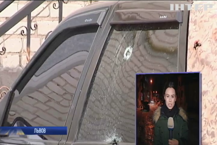 Во Львове расстреляли автомобиль правоохранителя (видео)