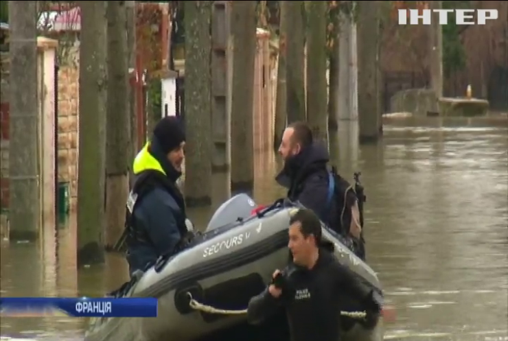 Повінь у Франції: з передмістя Парижу почали евакуйовувати людей