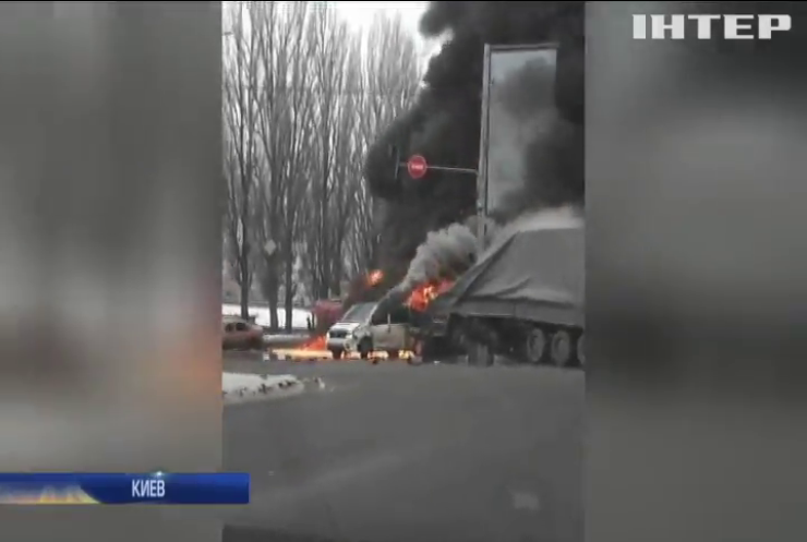 Авария в Киеве: грузовик въехал в электроопору и сгорел