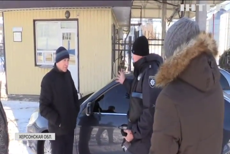Вооруженные неизвестные продолжают блокировать предприятие в Новой Каховке. Когда силовики остановят беспредел?