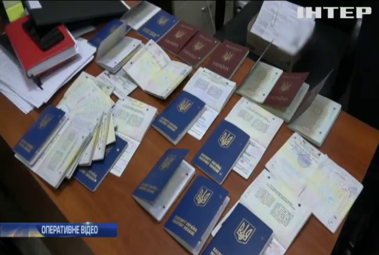 Посадовці державної міграційної служби торгували біометричними паспортами