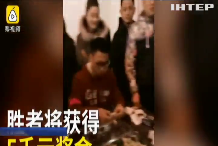 У Китаї заради призу шибайголова об'ївся лаймом (відео)