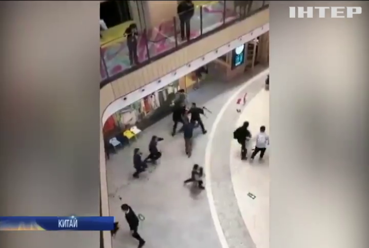 У Китаї зловмисник з ножем напав на відвідувачів торговельного центру (відео)