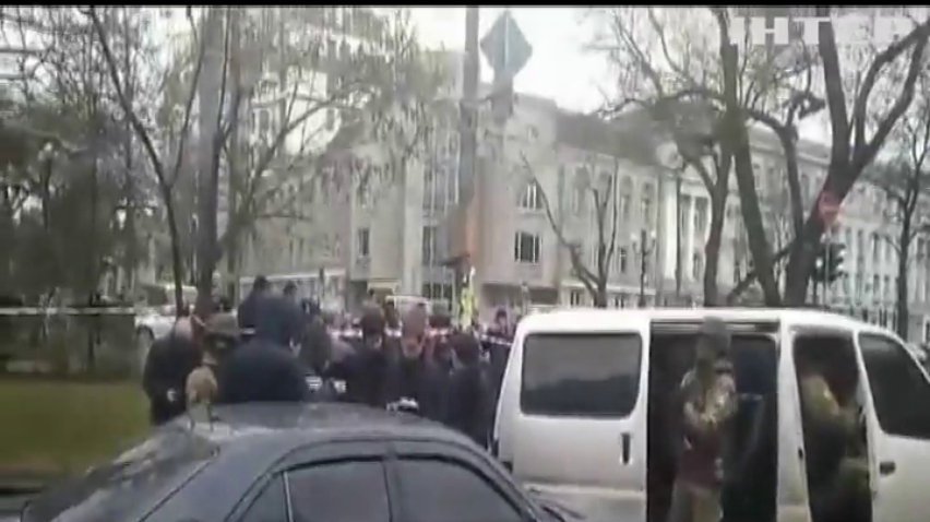 Поліція Одеси зі стріляниною затримала банду аферистів