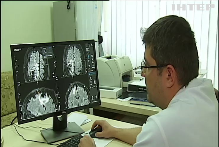 Українські лікарі відновили життеві функції паралізованому хлопцю (відео)