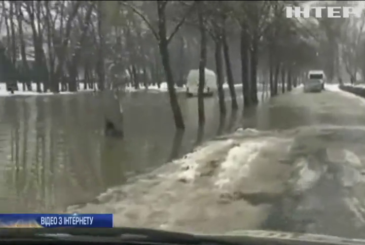 У Києві прорив водогону перетворив вулицю на озеро (відео)