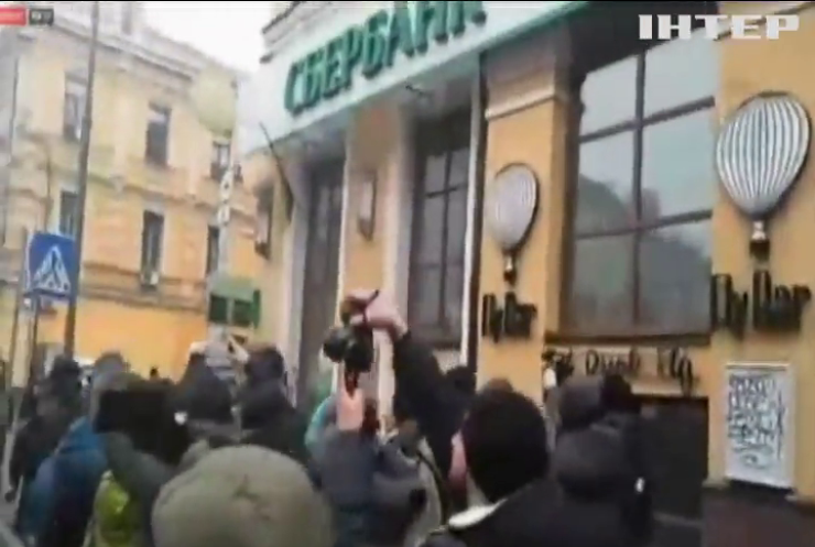 Радикально настроенные активисты забросали камнями представительства российских компаний в Киеве