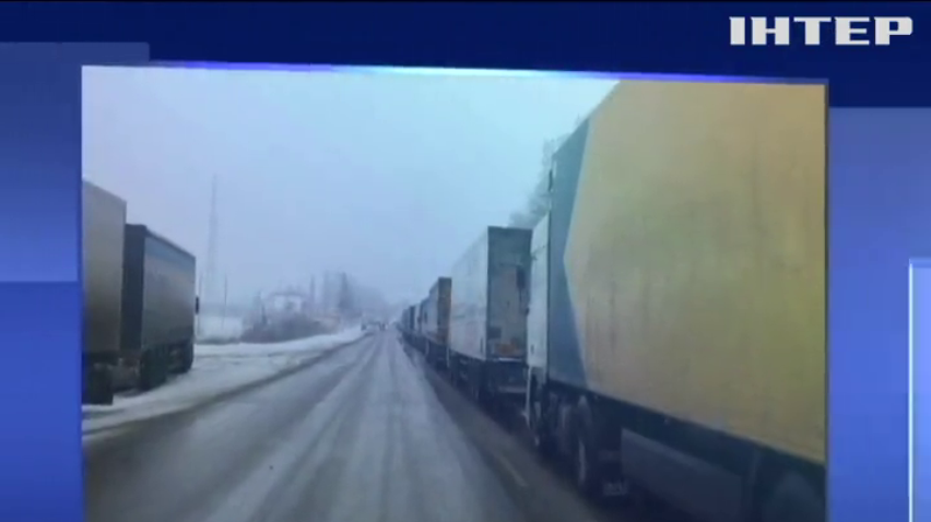 Росія не пропускає вантажівки із України