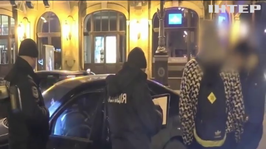 У Києві затримали авто із озброєними молодиками