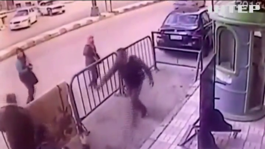 У Єгипті поліцейський врятував п'ятирічну дитину (відео)