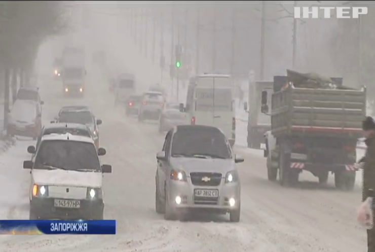 У Запорізькій області десятки авто опинилися у сніговому полоні