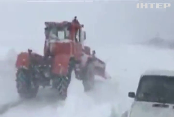 В плену у непогоды: как в Украине борются со снежной лавиной