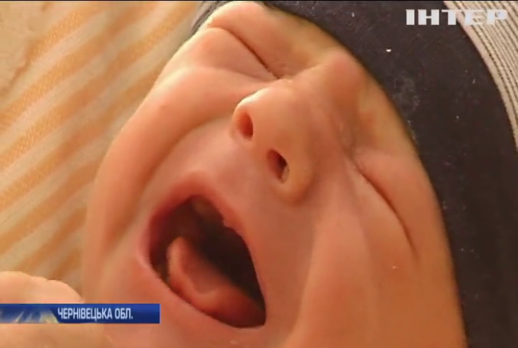 Маленький знайда: на Буковині співробітники лікарні знайшли немовля