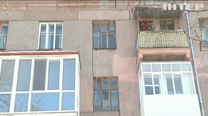 У Запоріжжі серед ночі почала розвалюватися багатоповерхівка