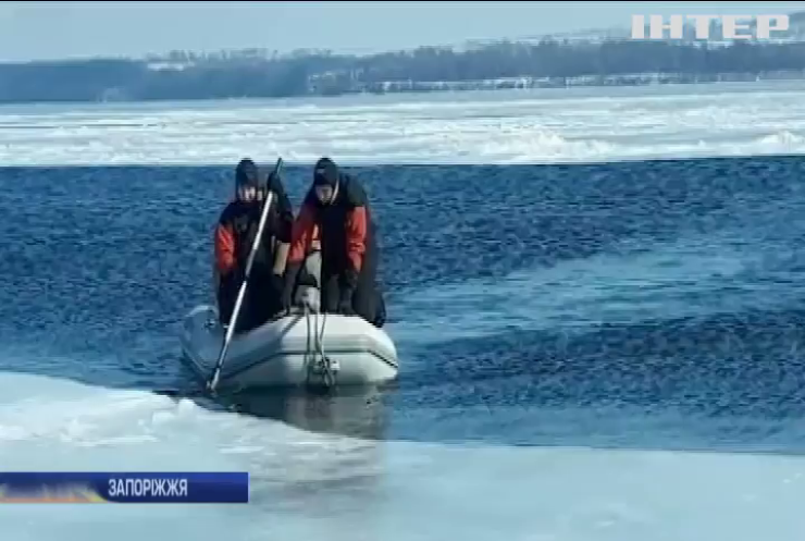 На Запоріжжі крижина ледь не винесла рибалок в Каховське водосховище