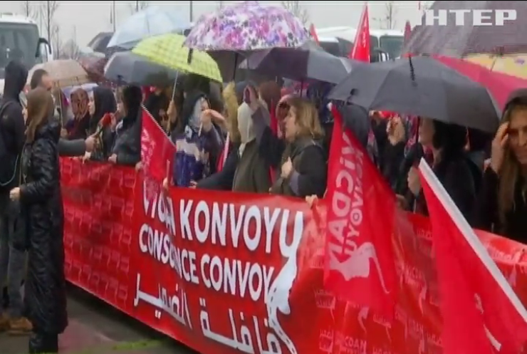 Біля турецько-сирійського кордону жінки готуються до протесту