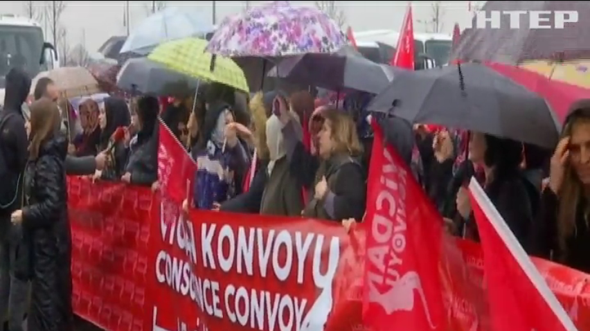 Біля турецько-сирійського кордону жінки готуються до протесту