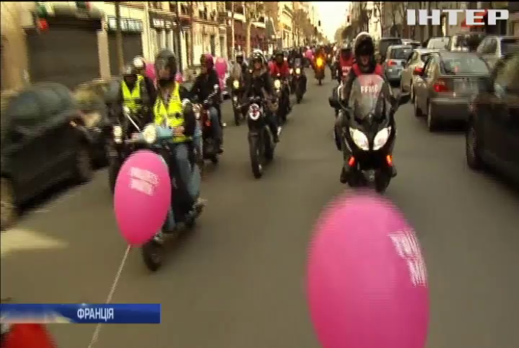 У Франції пройшов жіночий байкерський парад