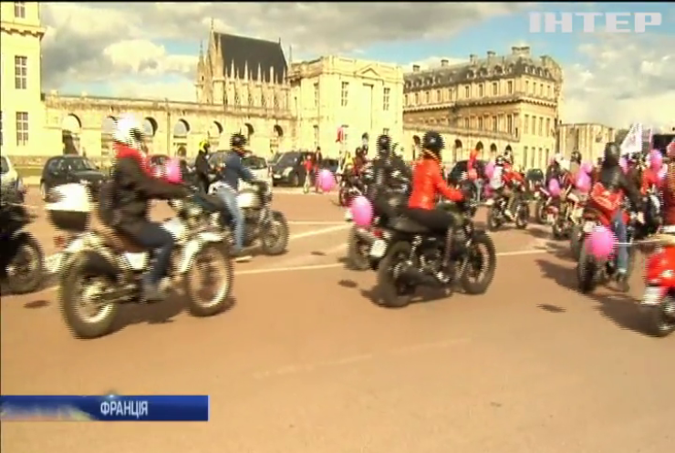 У Франції жінки провели байкерський парад (відео)