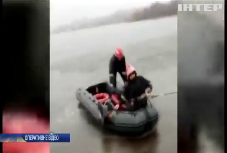 У Хмельницькому рибалка провалився під кригу (відео)