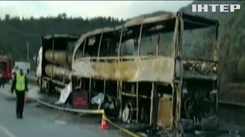 У Туреччині автобус з пасажирами протаранив вантажівку (відео)