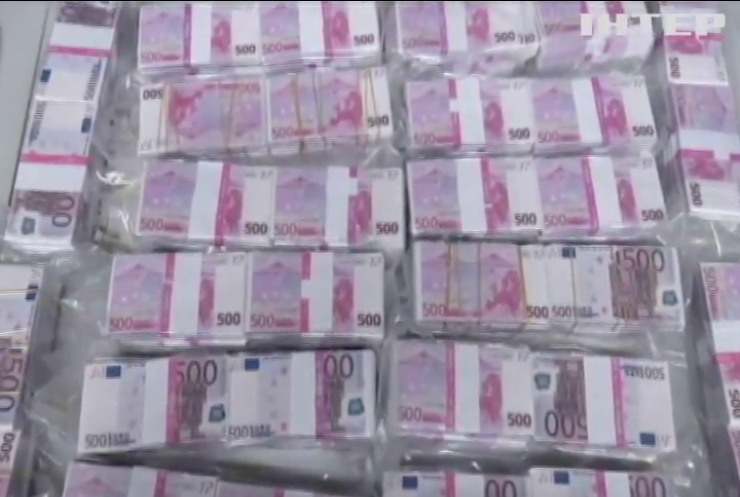 Фальшива знахідка: у Німеччині на смітнику знайшли валізу з грошима (відео)