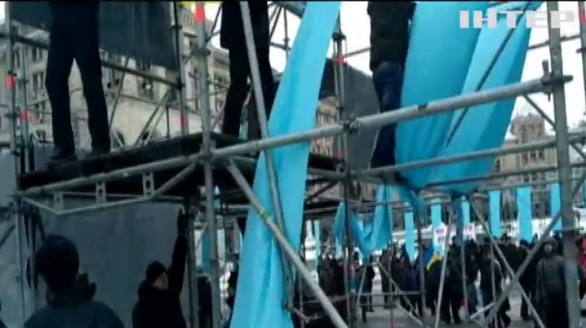 На Майдане демонтировали конструкции с посвященными Крыму надписями