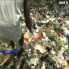 У Нігерії відчайдушний підприємець виготовляє одяг зі сміття