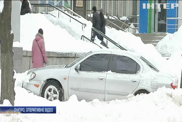 Снігопади паралізували рух автотранспорту на сході країни