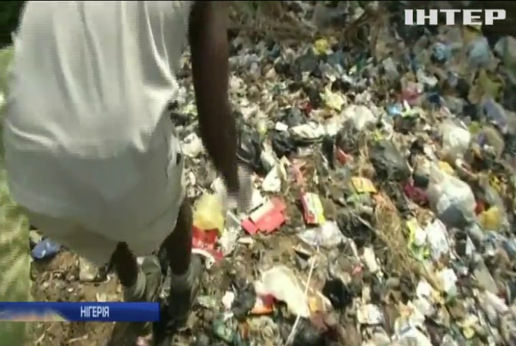 У Нігерії відчайдушний підприємець виготовляє одяг зі сміття