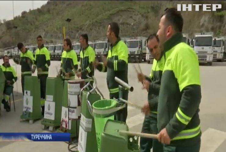 Сміттярі-музиканти з Туреччини вразили грою на сміттєвих контейнерах (відео)