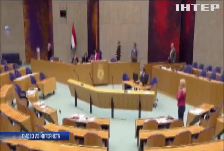 В парламенте Нидерландов посетитель пытался совершить самоубийство