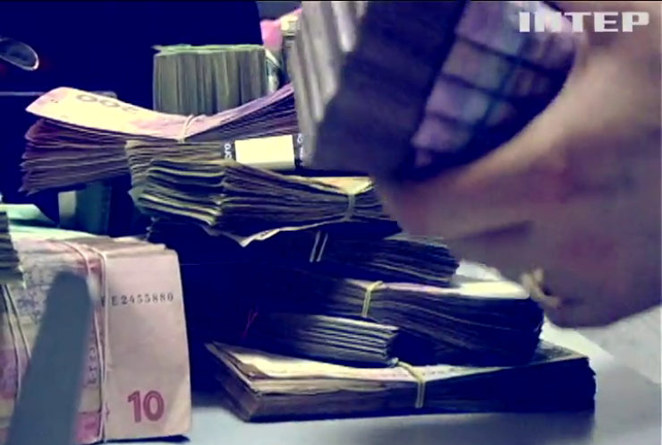Зарплаты в Украине: как чиновники выписывают себе миллионные премии?