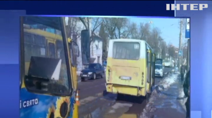 У Луцьку на зупинці не розминулися маршрутки