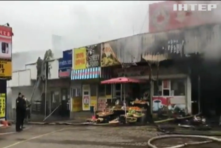 У Київі біля метро гасили пожежу