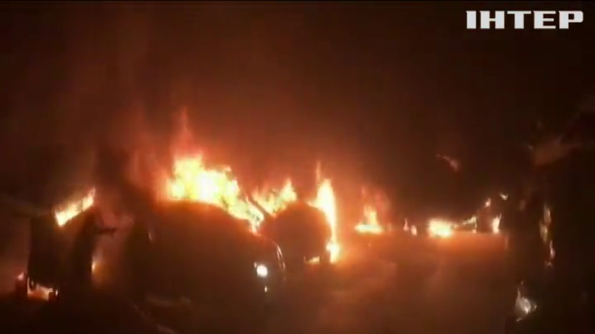 Масштабный пожар в Киеве: огонь уничтожил пять автомобилей