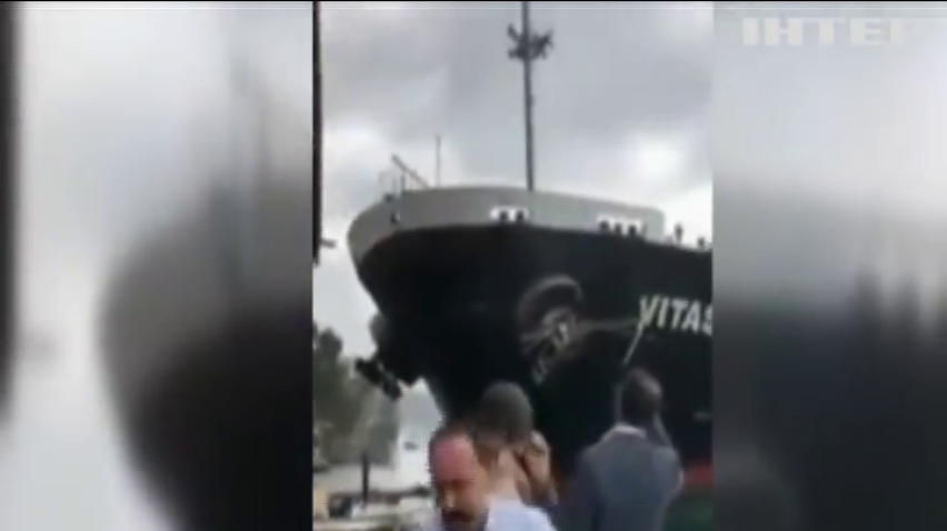 В Босфорском проливе танкер протаранил историческую виллу (видео)