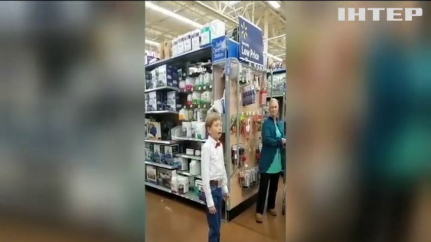 Американець заспівав у супермаркеті та став зіркою (відео)