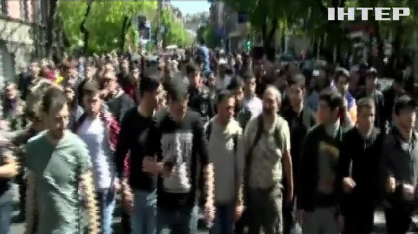 В Ереване проходят массовые протесты против бывшего президента