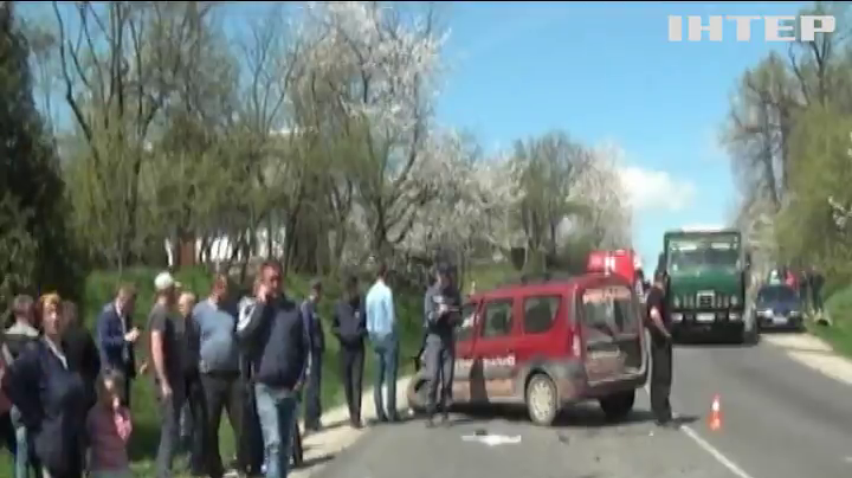 На Прикарпатті автомобіль протаранив переповнену людьми маршрутку